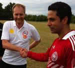 Lykønskning. Peter Skaarup (DF) ønsker Manu Sareen tillykke med sejren. Som straf skal DF gå rundt med et Radikale Venstre-logo resten af dagen. 