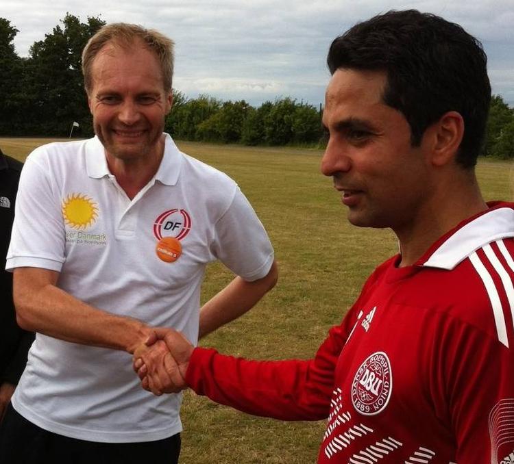 Lykønskning. Peter Skaarup (DF) ønsker Manu Sareen tillykke med sejren. Som straf skal DF gå rundt med et Radikale Venstre-logo resten af dagen. 