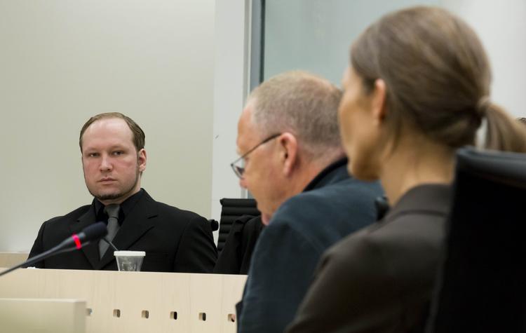 De to omstridte psykiatere bag den første rapport om Anders Behring Breivik skal i dag grilles i retten. Psykiaterne vurderede i deres konklusion, at Breivik var utilregnelig, da han dræbte 77 mennesker 22. juli sidste år. 
