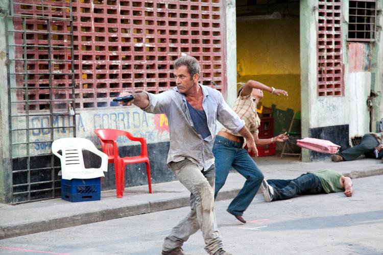 Hårdtslående. Habil underholdning er ikke helt nok til at relancere en overmoden Mel Gibson i rollen som  ironisk actionhelt modelleret over stilen fra 'Dødbringende våben'. 
