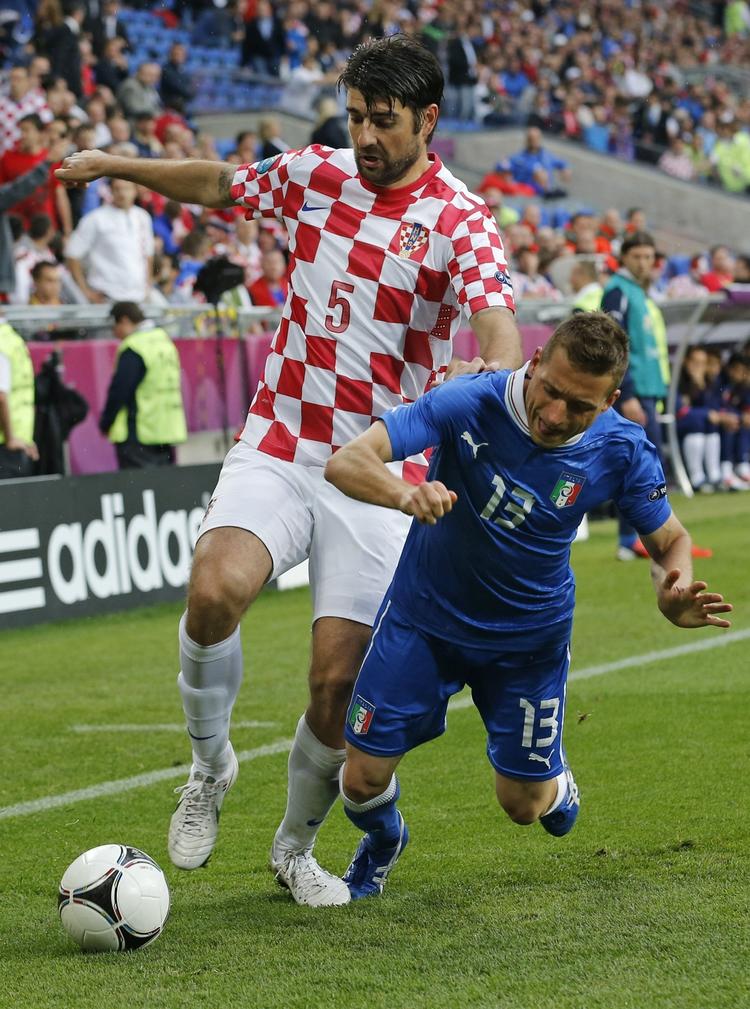 Pointdeling. Italien og Kroatien med Vedran Corluka (t.v.) på holdet  spillede 1-1 i aftes. 