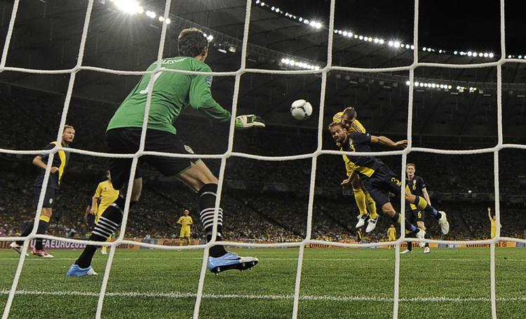 1-2. Andreas Isaksson blev passeret to gange af Andrei Shevchenko i mandags. 