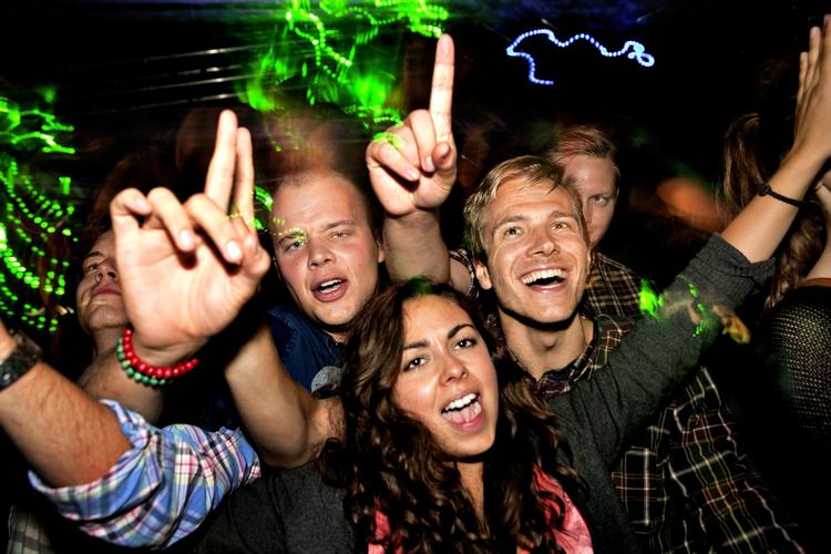 rave. »Den ultimative fest med elektronisk og urban musik«, lokker arrangørerne. Natten mellem 4. og 5. august er der dansefest på kulturkajen Docken i Københavns Nordhavn. Her foto fra sidste års fest på Carlsberg. 