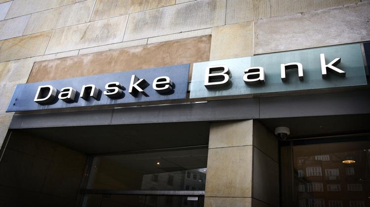 Boliglån. På trods af at Nationalbankens rente er gået ned, er Pers renter blevet sat op i Danske Bank. 