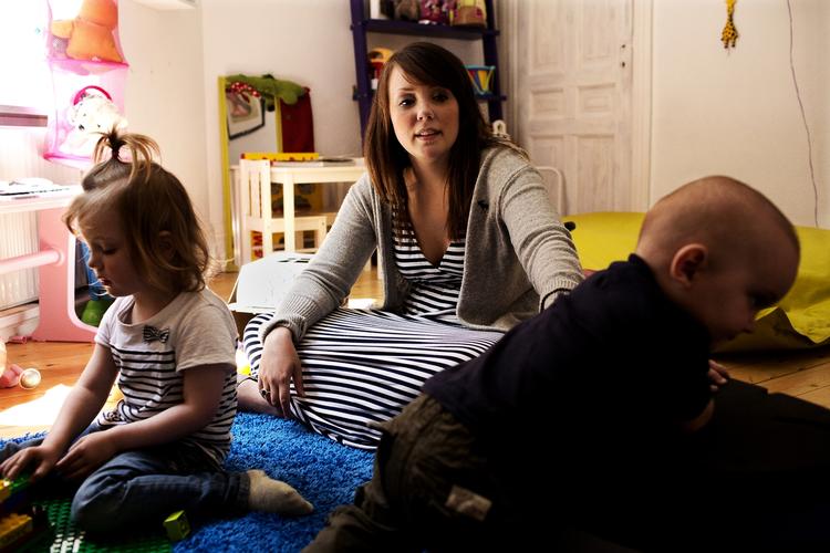 prioritet. Det kræver fravalg af byture og rejser at få børn i en tidlig alder. Til gengæld har man et længere liv sammen med børnene, siger Cecilie Underbjerg, her med datteren Sia og sønnen Elliot. 