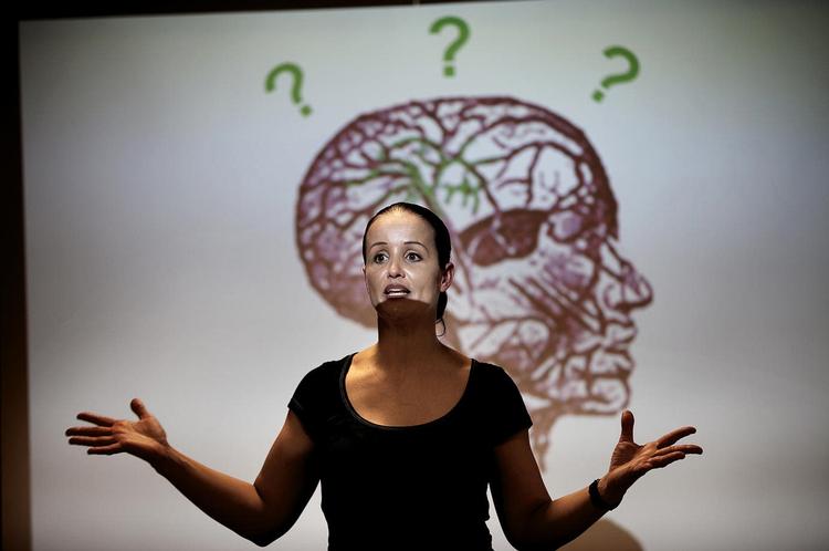 Krænket. Den omstridte hjerneforsker Milena Penkowa er suspenderet fra Københavns Universitet, mens et internationalt ekspertpanel kulegraver hendes forskning. Resultatet af undersøgelsen ventes klar om knap to måneder. 