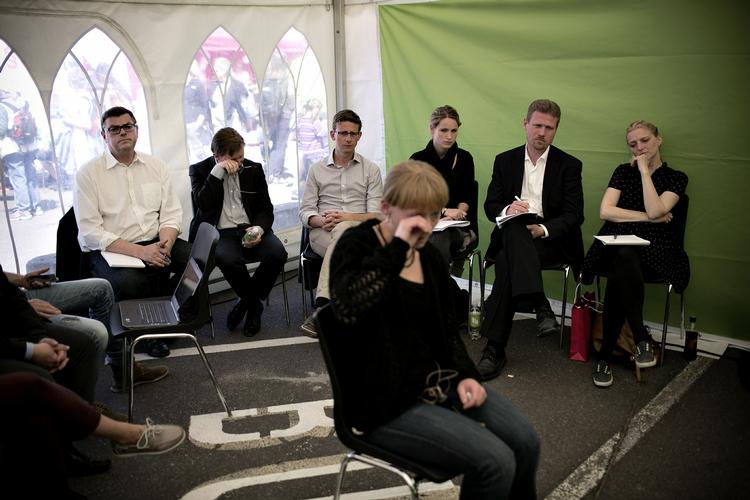 Retssag. 'Offeret' Jannie Sommerdal er indkaldt som vidne. Bag hende sidder en særlig jury bestående af folketingspolitikere. 