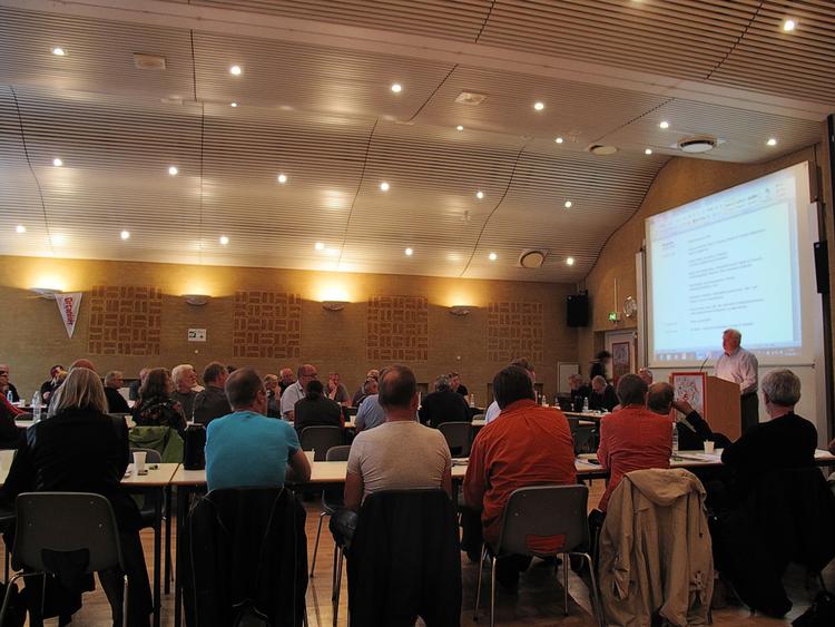 Udtalelse. Efter en længere kamp fik de 70 deltagere ved fagforeningsmøde strikket en udtalelse sammen til regeringen og de store fagforbund, så de kan lægge pres på for at skabe et bedre velfærd. Foto: Niklas Rehn 