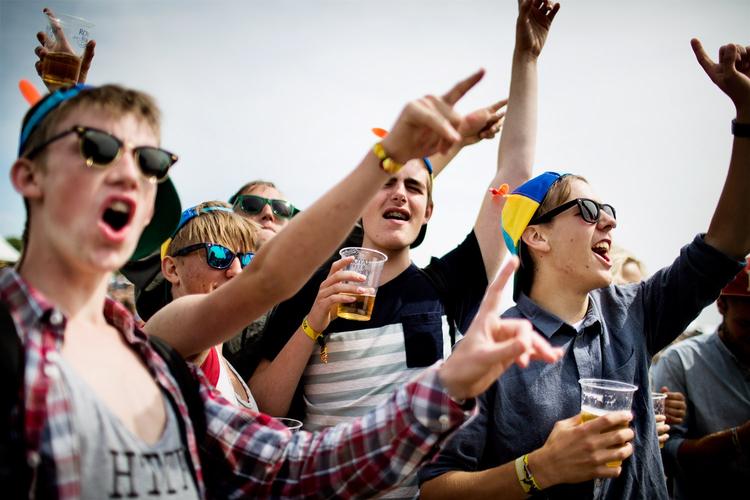 Festivalgængere. Drenge fra Alssund Gymansium har købt ens kaskatter for opmærksomhedens skyld og for bedre at kunne finde hinanden. 