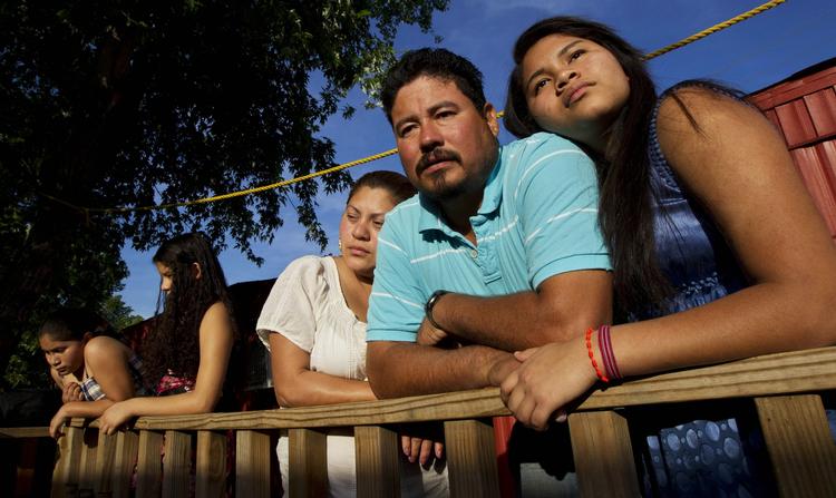 Illegale. 17-årige Diane Martell (t.h.) læner sig op af sine forældre, Marcio og Guadelupe, ved deres simple skurvogn i Bessemer, Alabama. De er illegale indvandrere og frygter at blive deporteret. Med et nyt indgreb kan Diane blive lovlig indvandrer. Arkiv. 