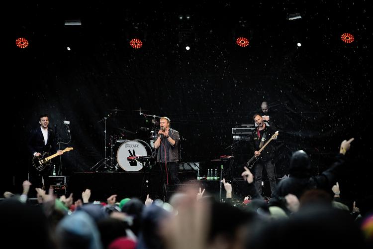 Afløsere. Vetos koncert druknede traditionen tro i regn. De indledte derfor med Bamses klassiker 'Regnen regner oppe på taget'. 