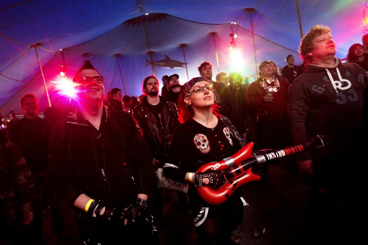 Karaoke.  Copenhells helt eget øltelt byder på karaoke og headbanging i stride strømme. 