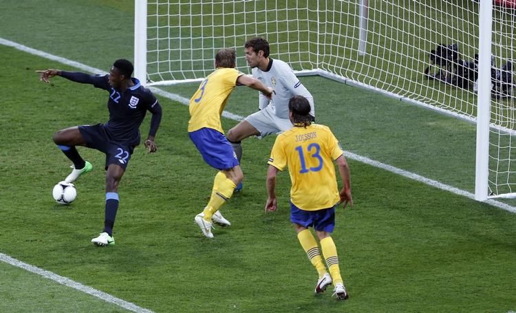 Klassekasse. Med ryggen til målet fik Danny Welbeck med hælen sendt bolden ind bag Andreas Isaksson. 