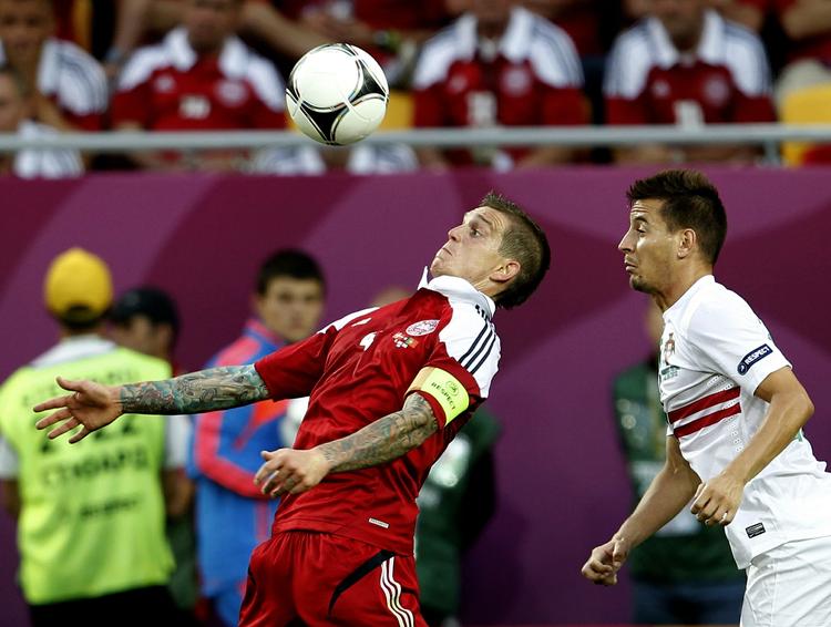 Kaptajnen. Daniel Agger komemr søndag aften til at krydse klinger med 'Super Mario' Gomez - den tyske målmaskine. 
