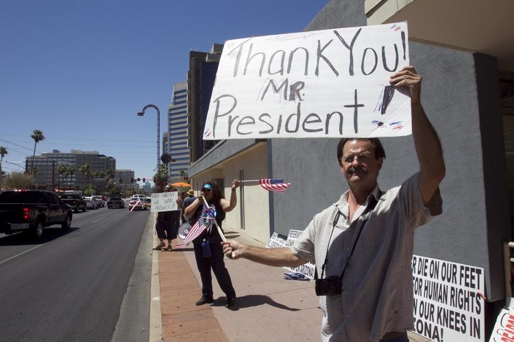 OPBAKNING. Amerikanere demonstrerer i glæde over de lempede indvandringsbestemmelser foran det demokratiske partis kontor i Phoenix i Arizona. 