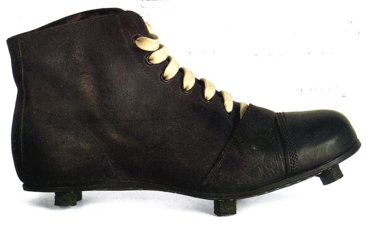 OLDSCHOOL. Fodboldstøvlen i 1800-tallet var en tung sag, der snarere skulle beskytte spillerens fødder end at gøre det lettere at trylle med bolden. I 1950’erne blev de lavet af tyndere læder, nåede til lige under anklerne og blev forsynet med udskiftelige skrueknopper – og så var den moderne fodboldstøvle født. Foto: Footy-boots.com 