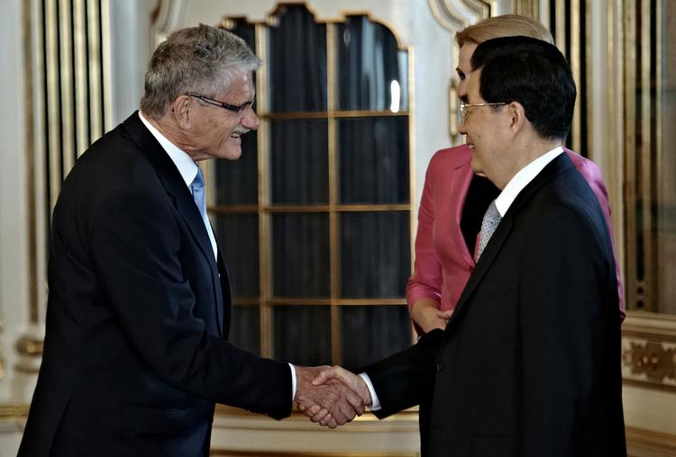 tidsnød. Folketingets formand Mogens Lykketoft (S) nåede hverken at runde udenrigspolitikken eller ytringsfriheden i Kina, da han mødte landets præsident Hu Jintao. 