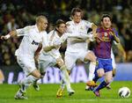 Superstjerner. Små drenge verden over elsker Messi. Kurt Thyboe er mere til Ronaldo. Her er Lionel Messi presset af Real Madrids Coentrão, Ramos og Pepe 21. april 2012. Foto fra bogen 