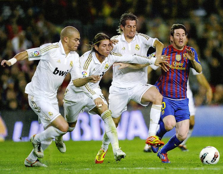 Superstjerner. Små drenge verden over elsker Messi. Kurt Thyboe er mere til Ronaldo. Her er Lionel Messi presset af Real Madrids Coentrão, Ramos og Pepe 21. april 2012. Foto fra bogen 
