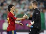 Stop. Shay Given (t.h.) hilste på sin tidligere holdkammerat i Man. City, David Silva, efter nederlaget til Spanien. 