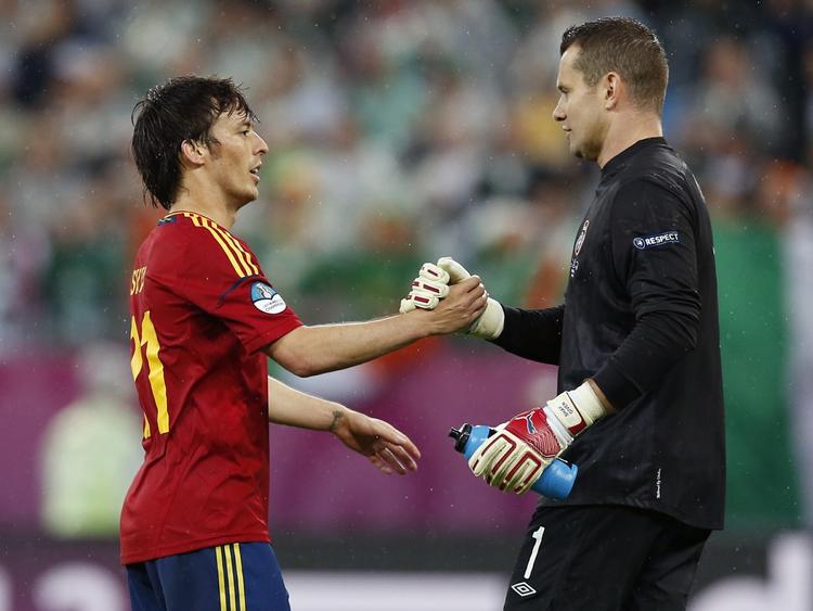Stop. Shay Given (t.h.) hilste på sin tidligere holdkammerat i Man. City, David Silva, efter nederlaget til Spanien. 