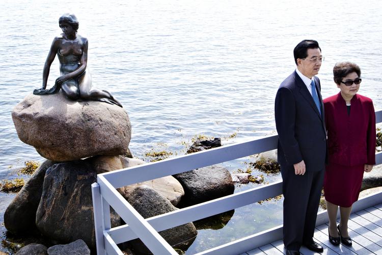 Statsbesøg. Kinas Præsident Hu Jintao har ikke holdt pressemøde under sit statsbesøg, og han har kun mødtes med kongefamilien og regeringens top under sit besøg. 