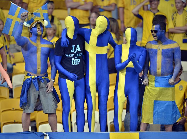 Festligt. De svenske fans har ikke haft meget at juble over. Efter nedturen mod Ukraine i første kampe blev de blågule fredag sendt ud i mørket i femmålsorgiet mod England. 