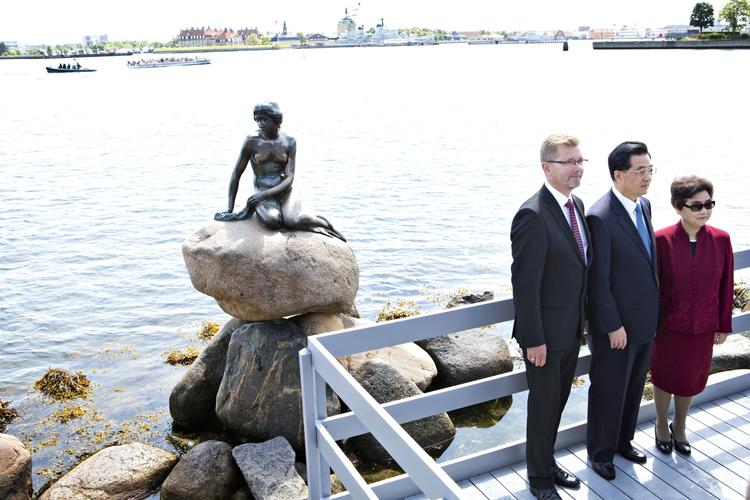 Turistbesøg. Det kinesiske præsidentpar lagde under deres statsbesøg vejen forbi Den Lille Havfrue, som tusindvis af kinesiske turister gør hvert år. 