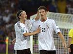 respekt. Den tyske målmager  Mario Gomez (th) kommer på banen mod Danmark, og midtbanekreatøren  Mesut Özil spares heller ikke mod danskerne. 