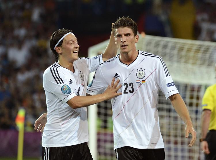 respekt. Den tyske målmager  Mario Gomez (th) kommer på banen mod Danmark, og midtbanekreatøren  Mesut Özil spares heller ikke mod danskerne. 