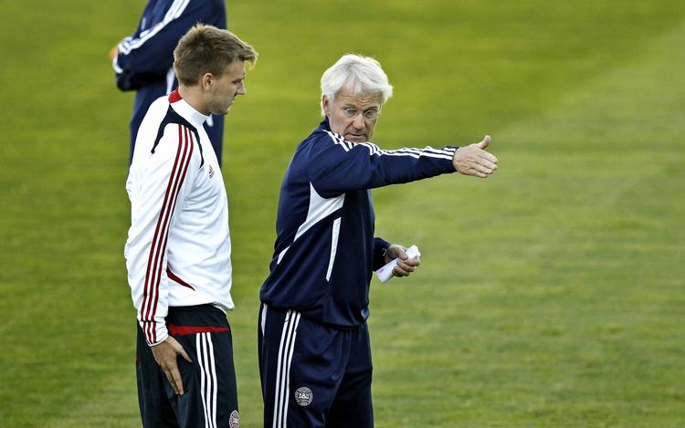 taktisk. Nicklas Bendtner modtager landstræner Morten Olsens anvisninger før kampen mod Tyskland. 