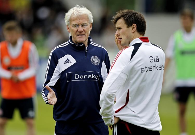 fokusområder. William Kvist (th) rådfører sig med landstræner Morten Olsen under træningen. 