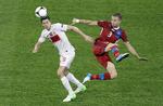 fuser. Robert Lewandowski (tv) var farlig for Polen før pausen, men faldt som resten af holdet meget sammen i anden halvleg mod Tjekkiet. 
