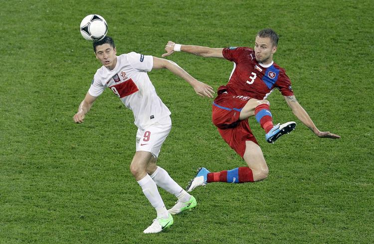fuser. Robert Lewandowski (tv) var farlig for Polen før pausen, men faldt som resten af holdet meget sammen i anden halvleg mod Tjekkiet. 
