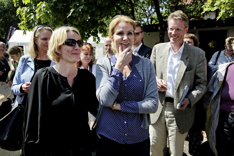 Skattereform. Statsminister Helle Thorning-Schmidt langer på Folkemødet i Allinge ud efter Venstres håndsrækning forud for forhandlingerne om skattereformen. Alligevel vil hun ikke afvise Venstre på forhånd. 