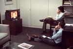 Stjerneparret. Washington Post-journalisterne Carl Bernstein (i stolen)  og Bob Woodward ser præsident Nixon  tale på tv 30. april 1973 i forbindelse med Watergateskandalen. 