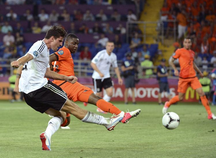 Klasse. Med 25 mål i 54 landskampe ligger Mario Gomez' scoringsgennemsnit på 0,46. Efter kampen mod Danmark må det gerne være lavere. 