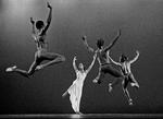 nu. Der er spot på kroppenes drama, om de så erobrer rummet i flyvende flugt eller mødes i stejl, erotisk nærkamp ('Diversion of Angels' med Martha Graham Dance Company og 'Messe pour le temps futur' med Le Ballet du XXe siècle - indsat i teksten). 