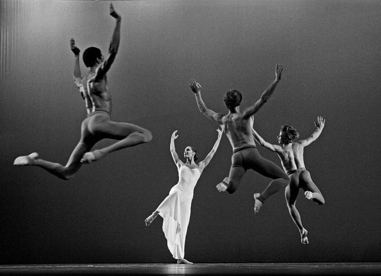 nu. Der er spot på kroppenes drama, om de så erobrer rummet i flyvende flugt eller mødes i stejl, erotisk nærkamp ('Diversion of Angels' med Martha Graham Dance Company og 'Messe pour le temps futur' med Le Ballet du XXe siècle - indsat i teksten). 