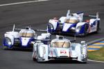 tilbageskridt. Tom Kristensens Audi kommer først ind i svinget, men har haft problemer under den første del af Le Mans-løbet. 