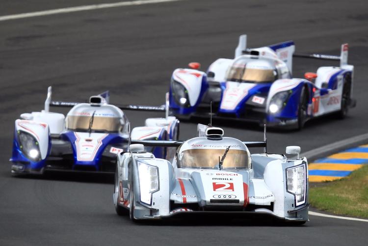 tilbageskridt. Tom Kristensens Audi kommer først ind i svinget, men har haft problemer under den første del af Le Mans-løbet. 
