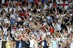 BALLADE. kontrollørerne havde svært ved at styre de engelske fans under Englands møde med Sverige. 