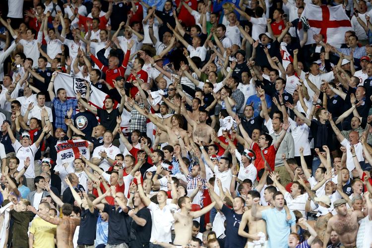 BALLADE. kontrollørerne havde svært ved at styre de engelske fans under Englands møde med Sverige. 