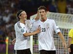 TOPSCORER. Real Madrids Mesut Özil (tv) og Bayern Münchens Mario Gomez har haft et effektivt sammenspil ved EM-slutrunden. 