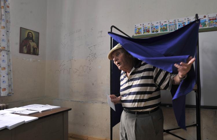 KRYDS. Valgstederne i Grækenland er nu lukket, og de første exit polls tyder på næsten dødt løb mellem de konservative og venstrefløjspartiet Syriza. 
