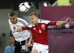 SPILLEKLAR. Selv om Lars Jacobsen havde et godt tag i Lukas Podolski fik tyskeren scoret. 