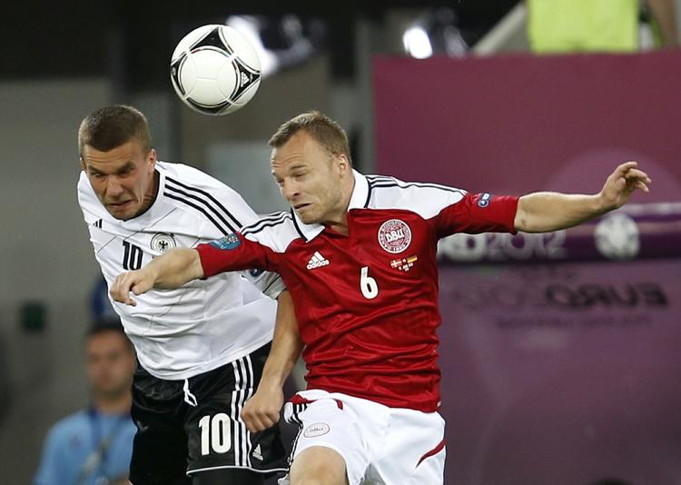 SPILLEKLAR. Selv om Lars Jacobsen havde et godt tag i Lukas Podolski fik tyskeren scoret. 