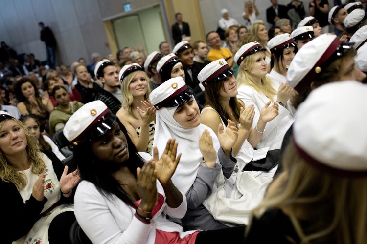 eliten. Et ensidigt fokus på de bedste i skoler og i samfundet skader sammenholdet. 