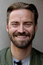 Gadepoet. At skrive fylder meget i Jesper Dahls liv, og han grifler straks indtryk ned, men aldrig i hånden. Uanset hvor han færdes, bruger han sin Mac Book Pro eller iPhone. Foto: Finn Frandsen 