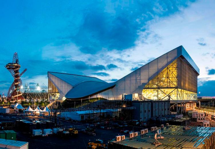 OL-parken. 'Orbit'-tårnet troner foran det olympiske stadion i baggrunden. Forrest ses svømmestadion med sine midlertidige tribuner. 